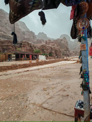 Turisti del Fermano scampano all’alluvione a Petra: "Salvati per miracolo"