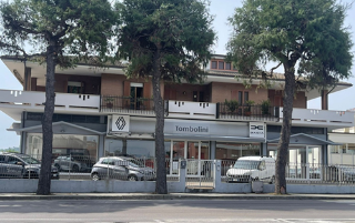 Furto notturno alla Tombolini Motor Company: rubate due auto e un van