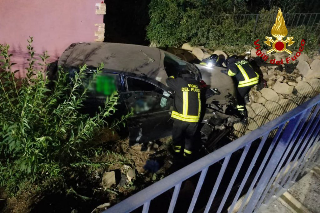 Incidente a Fermo: auto si schianta nel cortile di una palazzina