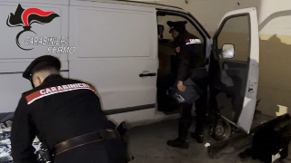 Auto rubata a Roma ritrovata a pezzi in un autodemolitore: due denunciati
