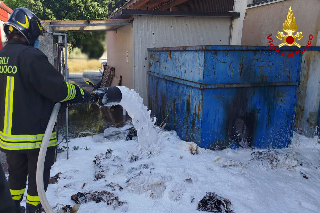 Incendio a Casette d’Ete: fiamme domate in un container