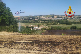Magliano di Tenna: incendio coinvolge vigneto, famiglie allontanate precauzionalmente