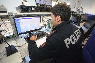 Truffatore seriale smascherato a Fermo: dovrà stare lontano dai social