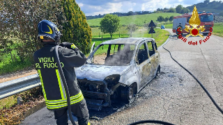 Auto in fiamme, in azione i Vigili del Fuoco